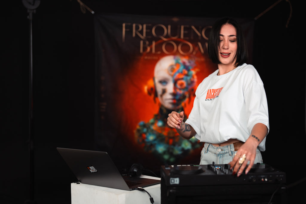 Frequency Bloom DJ Duvar Örtüsü ve Backdrop | MuviMood